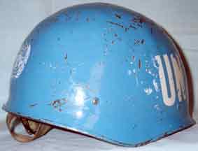 Modèle militaire métallique français 1978/82 bleu ONU. Le logo frontal a été apposé à l'arrière !