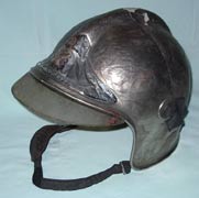 Casque français de sapeur pompier modèle F1 (1985). Brûlé lors de l'explosion d'une bouteille d'acétylène dans un sous-sol à Paris le 18.11.1986.