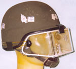 Casque militaire français F2 du 2ème type (1994) ayant subi des tests balistiques de contrôle. Celui-ci fût présenté ainsi au Ministre de la Défense en 1996 en visite au SCERCAT de St Cloud (92).