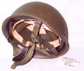 Prototype (H) en aramide, élaboré par la société Schuberth (Allemagne) pour les expérimentations militaires de la France en 1992. Ce F1, copie du F1 acier, fait partie du groupe des 10 prototypes sélectionnés avant la décision finale. Les 9 autres sont aussi au musée.