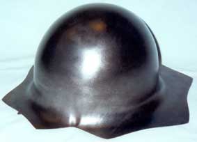 Flan embouti mais non découpé de casque militaire français modèle 1951.