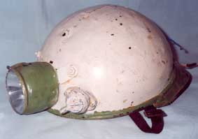 Modèle français 1915 réutilisé dans le civil après transformation comme casque pour la spéléologie.