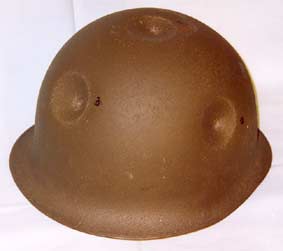Modèle français 1951 d'Infanterie. Fabriqué par la société MAMOU en 1954, il a été sélectionné au hasard dans un lot pour subir le test aux chocs. Il a reçu 3 chocs de hauteurs différentes.
