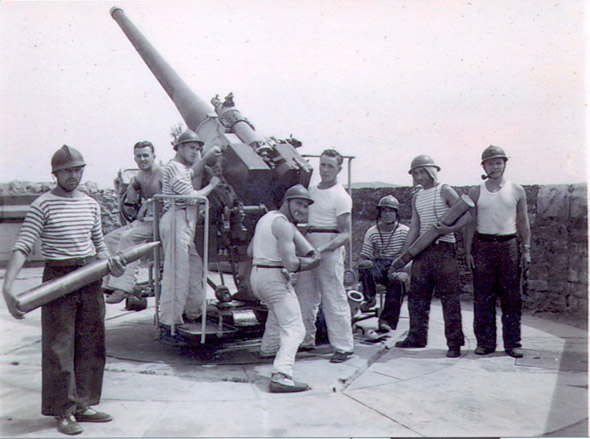 Une photo des artilleurs anti-a&eacute;riens de la marine qui occupaient le fort en 1940. Canon AA de 90 mm.