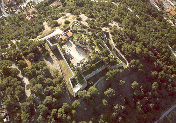 Vue a&eacute;rienne du fort. L’entr&eacute;e et la fa&ccedil;ade sud se trouvent en partie haute de la photo
